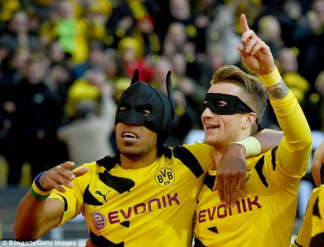 Reus, Aubameyang Rayakan Kemenangan Dortmund dengan Topeng Superhero
